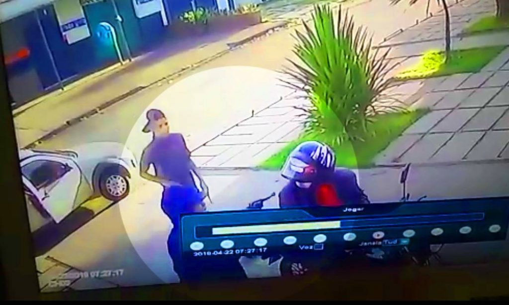 Na porta de casa, empresário é assaltado no Jardim América e perde R$ 28 mil | Foto: Reprodução/ Vigilância