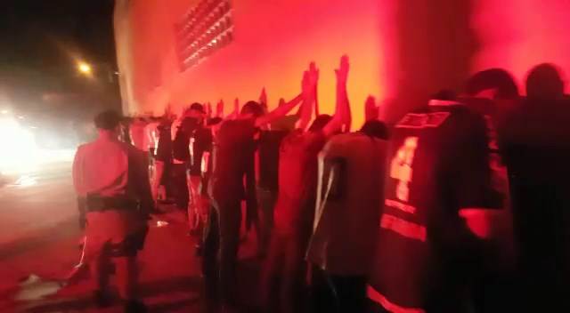 'Vila, vila', gritam torcedores do Goiás durante abordagem da PM | Foto: Reprodução