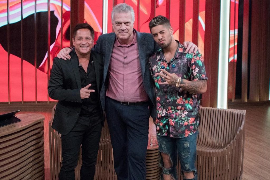 O cantor Leonardo e seu filho Zé Felipe posam para foto com Pedro Bial após entrevista | Foto: Reprodução