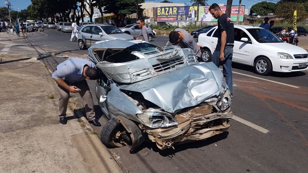 Caminhão desgovernado destrói 9 veículos em acidente no Parque Amazônia | Foto: Guilherme Coelho/Folha Z