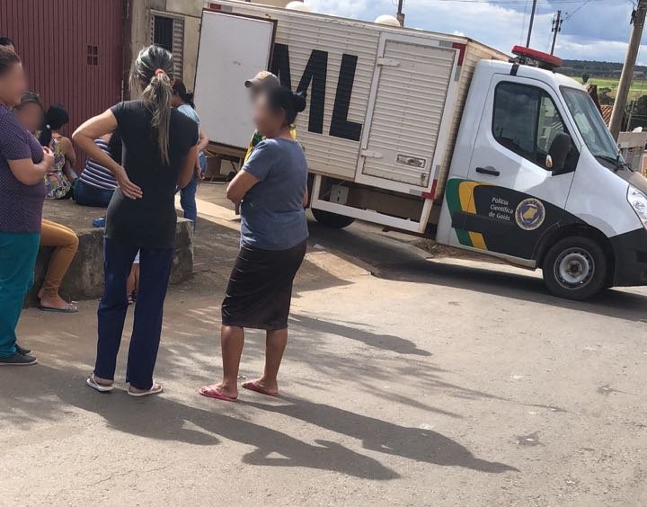 Dentro da residência da vítima, a polícia encontrou uma pistola Taurus 4.5 mm, além de um distintivo de investigador particular | Foto: Leitor/Whatsapp
