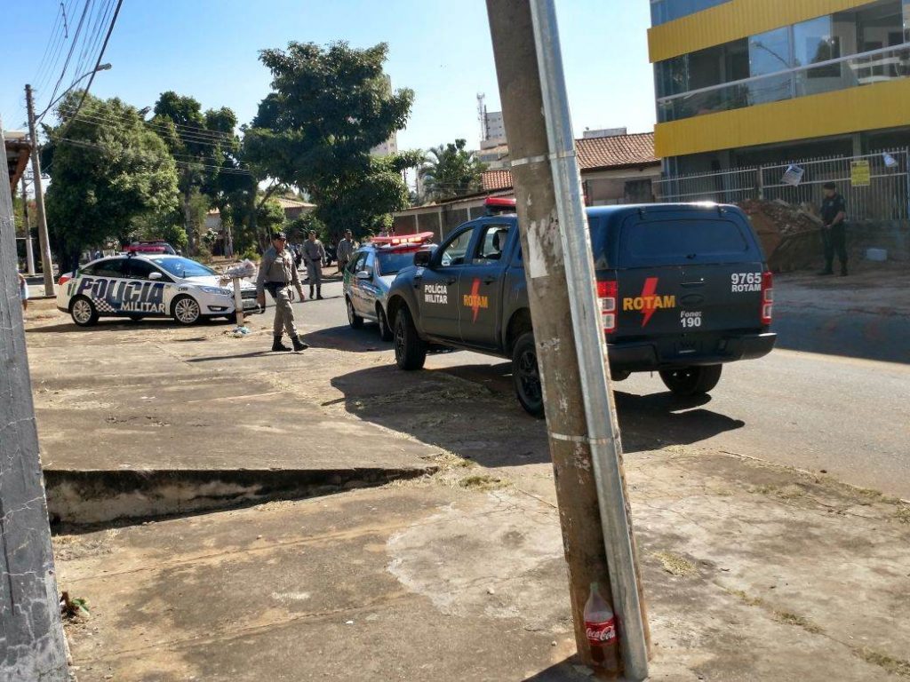 Assaltantes são procurados pela PM no Jardim América. GRAer e Rotam participam da operação | Foto: Junior Kamenach / Folha Z