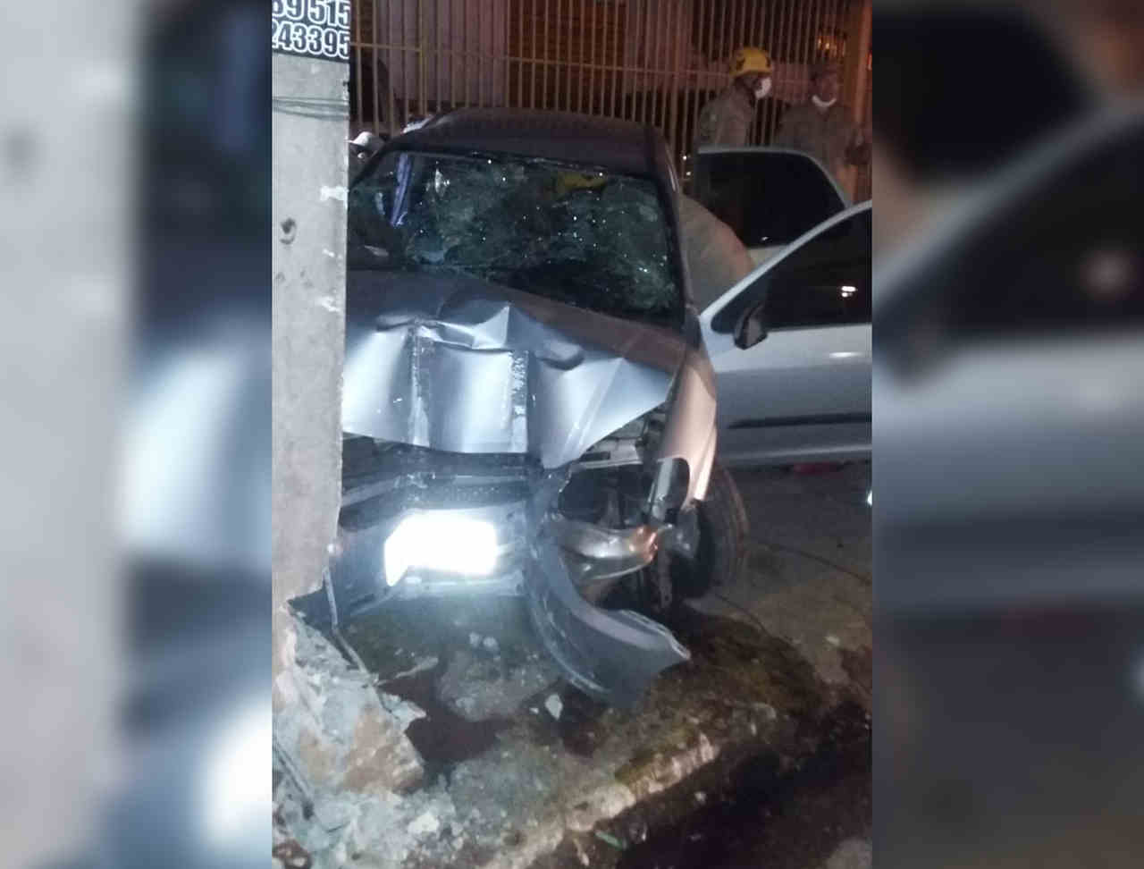 Celta ficou bastante danificado após a colisão com um poste | Foto: reprodução