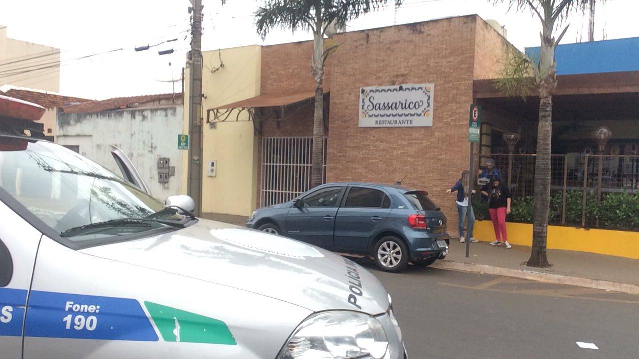 A vítima foi alvejada quando preparava para descer do carro | Foto: Leitor Folha Z