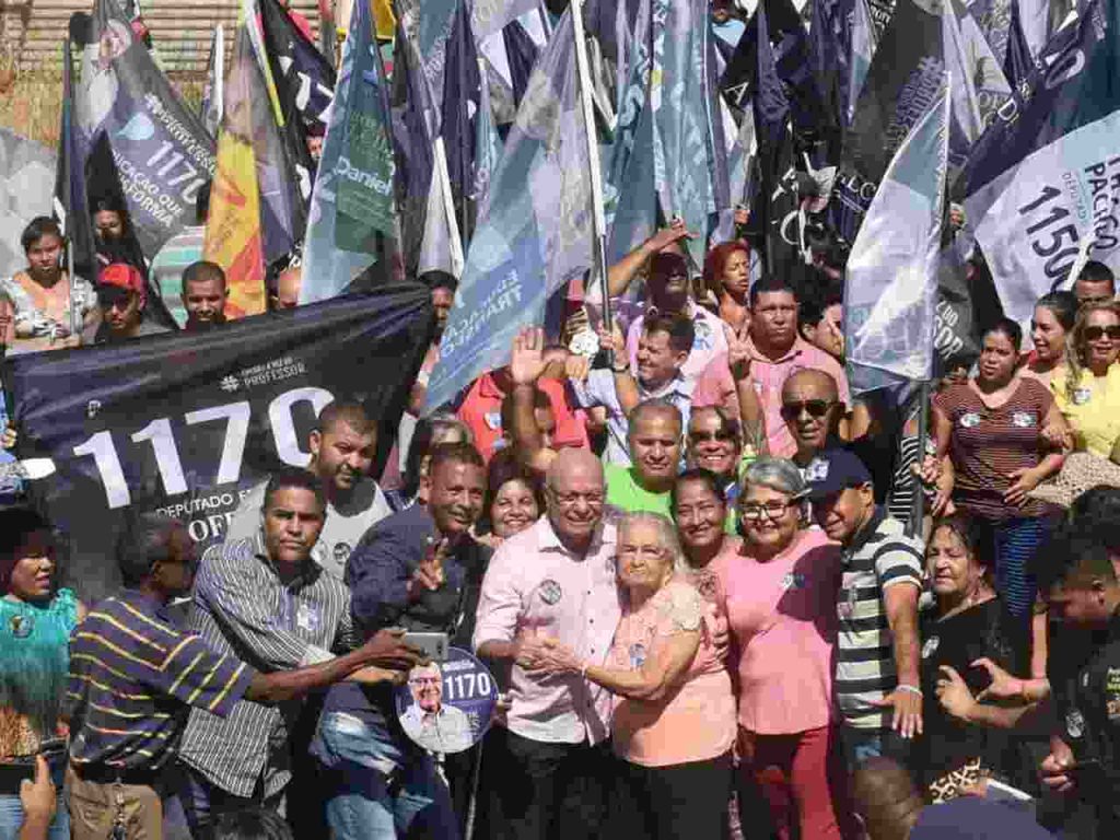 Professor Alcides abraça sua mãe durante caminhada em Goiânia | Foto: Divulgação