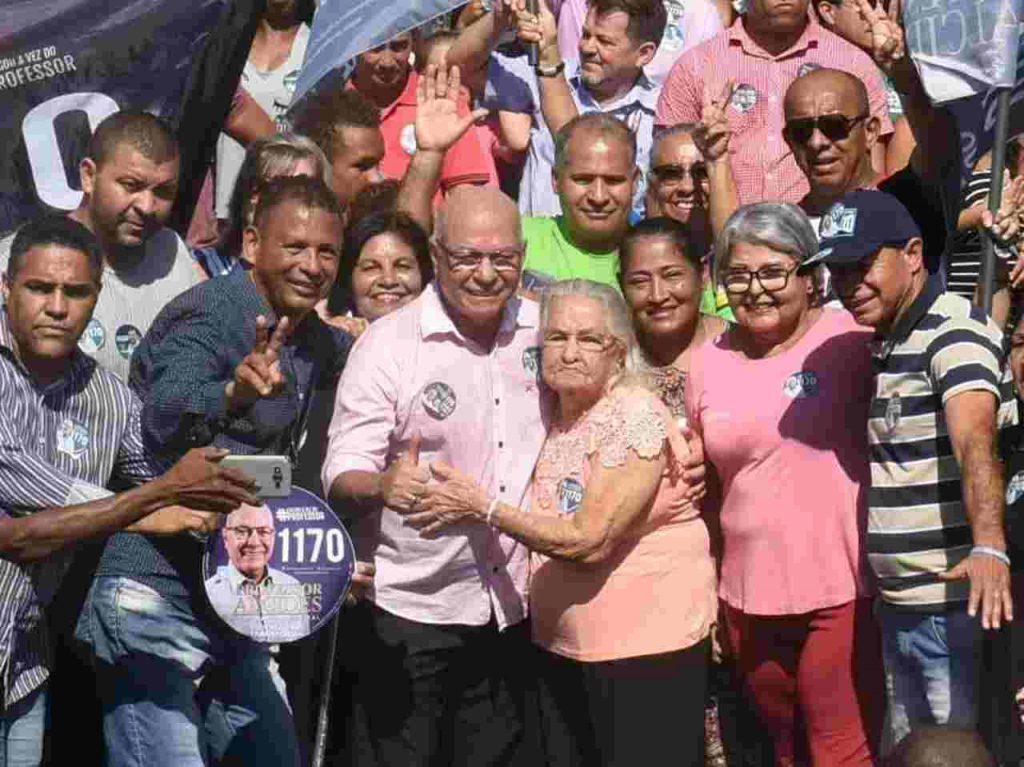 Professor Alcides e sua mãe durante campanha na Avenida Independência | Foto: Divulgação