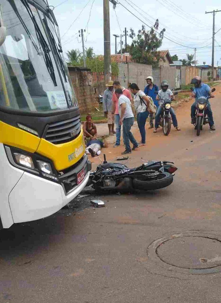 Com o impacto, houve vasamento de gasolina e parte da lataria do ônibus ficou destruída | Foto: Divulgação