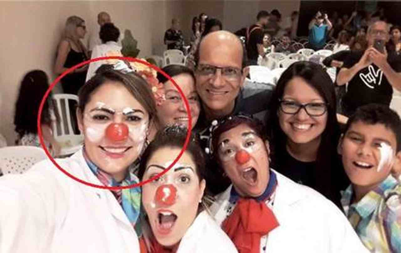 Mulher de Bolsonaro, Michele e amigos em comemoração a formatura em curso de palhaçaria | Foto: Reprodução/Instagram