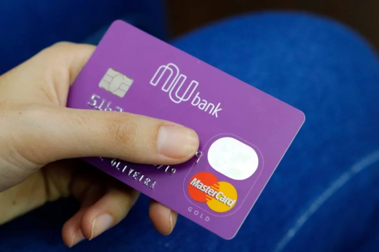 Grupo de quatro pessoas, um deles empregado do Detran - GO, fraudava documentos falsos com base em dados de CNHs de motoristas para obter cartões Nubank | Foto: Reprodução