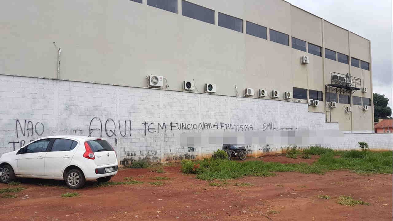 Câmara de Aparecida amanhece pichada com denúncia anônima. Folha Z optou por omitir nome de funcionária citada na mensagem | Foto: Folha Z