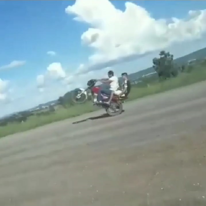 Após manobras arriscadas, motociclistas se chocam de frente em Sanclerlândia | Foto: reprodução