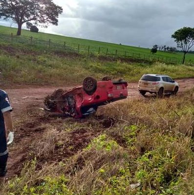 Pista estava molhada devido à chuva e uma das caminhonetes capotou | Foto: Reprodução
