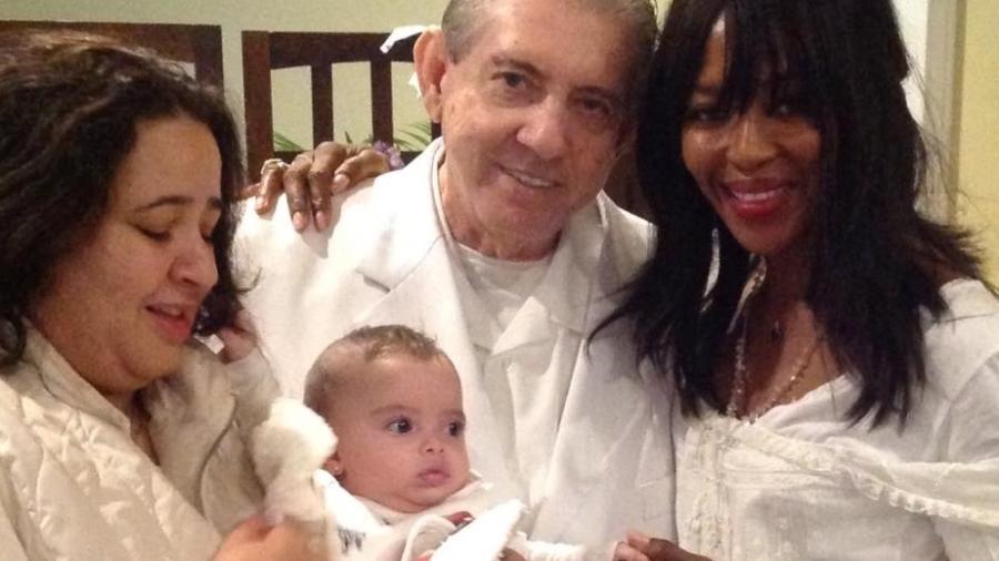 Ao lado da atual esposa e filha caçula, João de Deus posa para foto com a modelo inglesa Naomi Campbell | Foto: reprodução