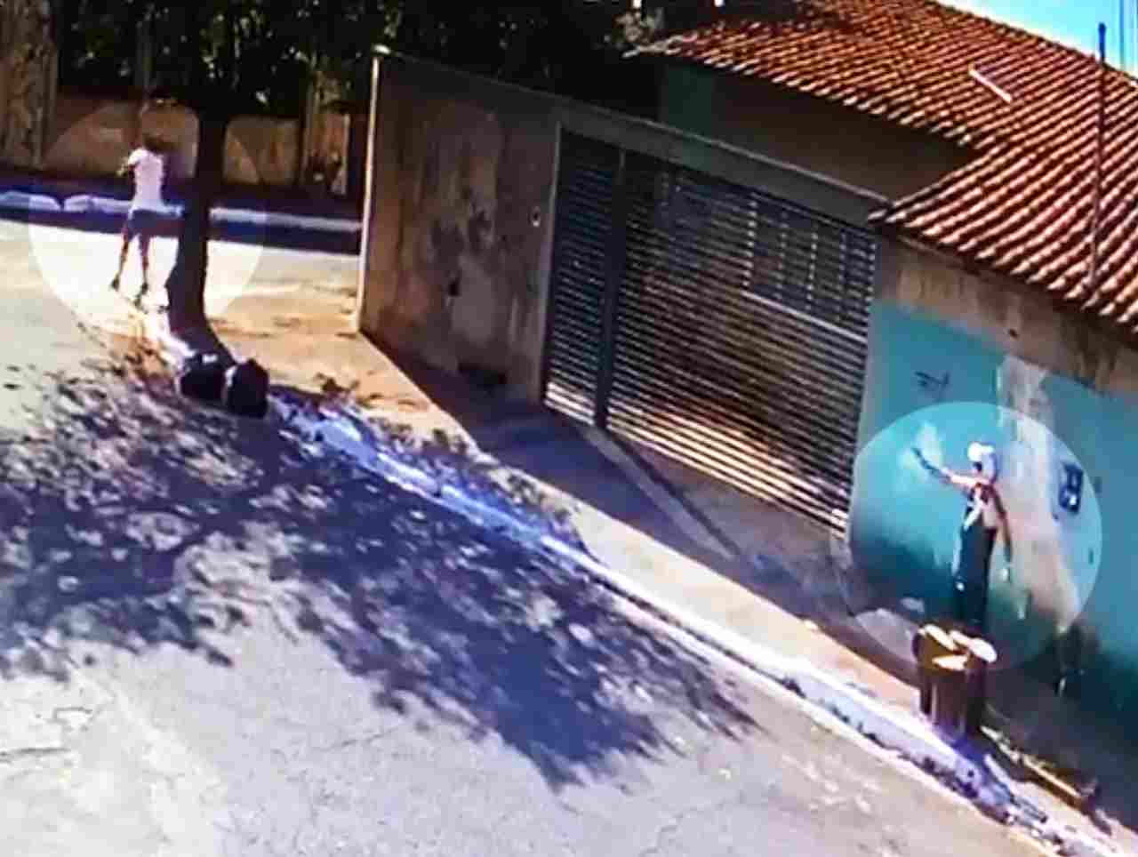Uma câmera de segurança flagrou momento em que o autor disparou contra a vítima em Goiânia | Foto: Reprodução