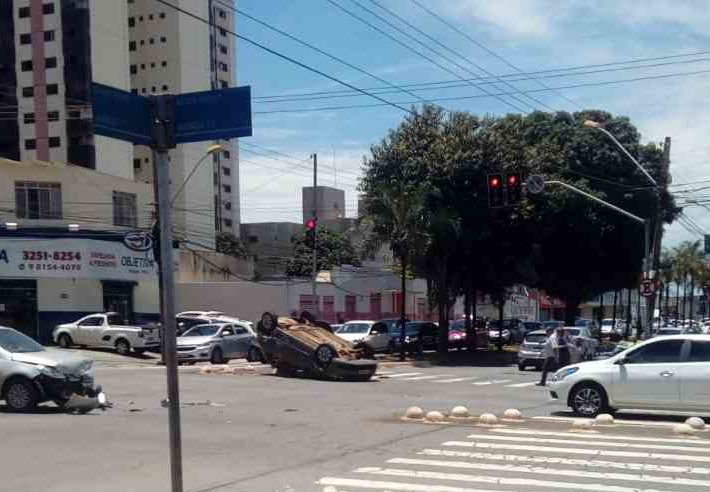 Acidente provoca capotamento na Avenida T-7