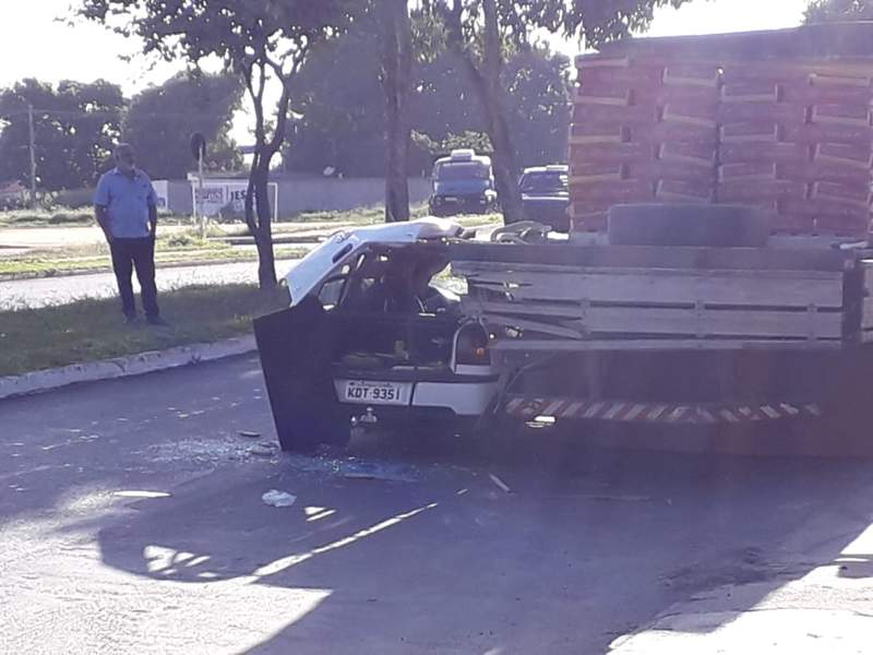Carro bate em carreta e mulher fica gravemente ferida em Aparecida