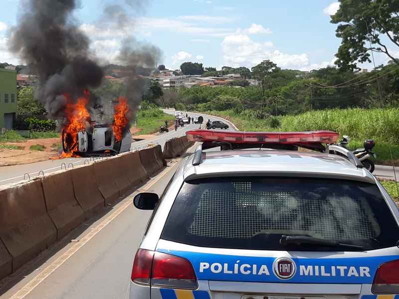 Após furar blitz, suspeito bate em mureta e carro é incinerado no Goiânia 2 | Foto: Rondinelli Dantas