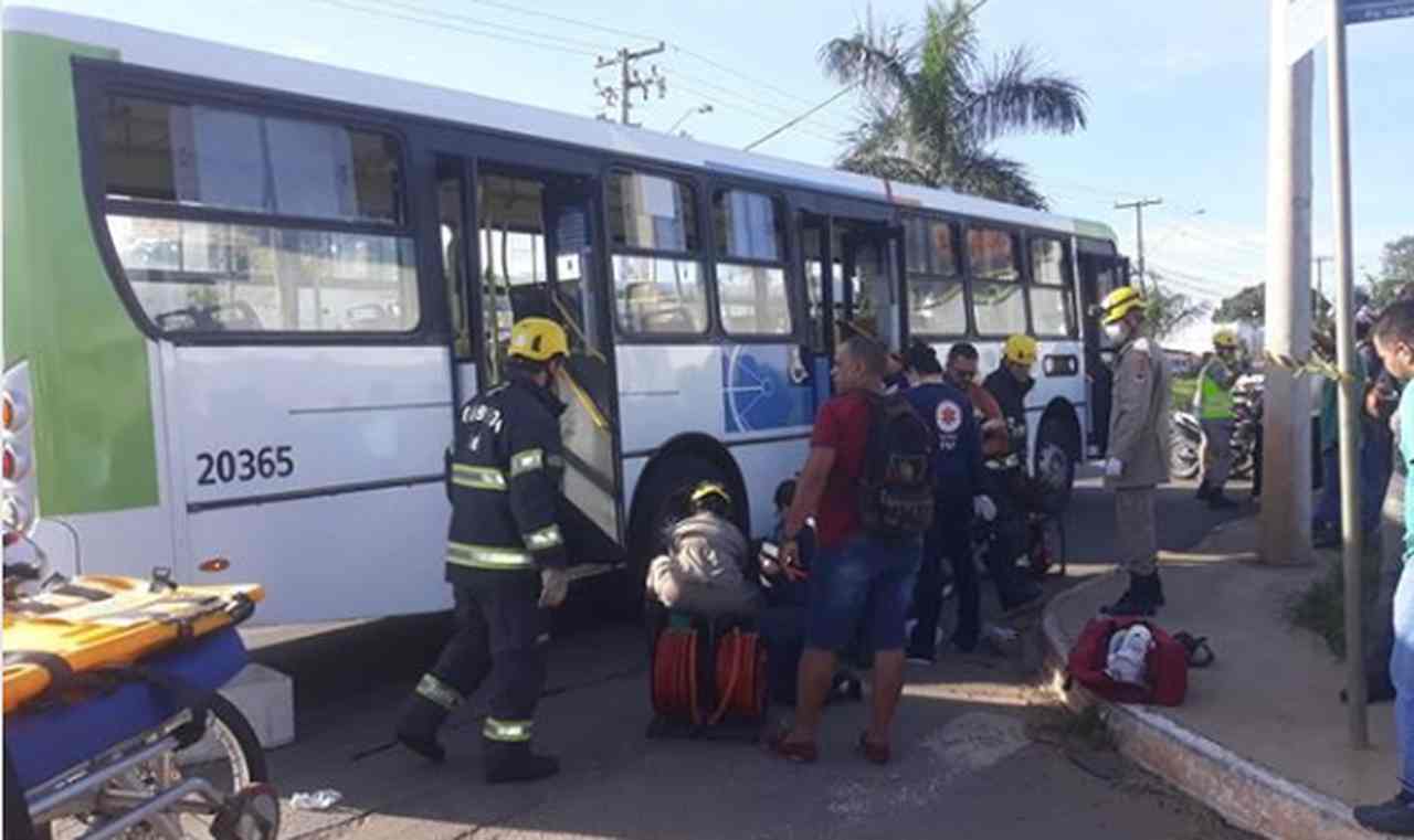 Ciclista bate de frente com ônibus e se fere gravemente no Veiga Jardim