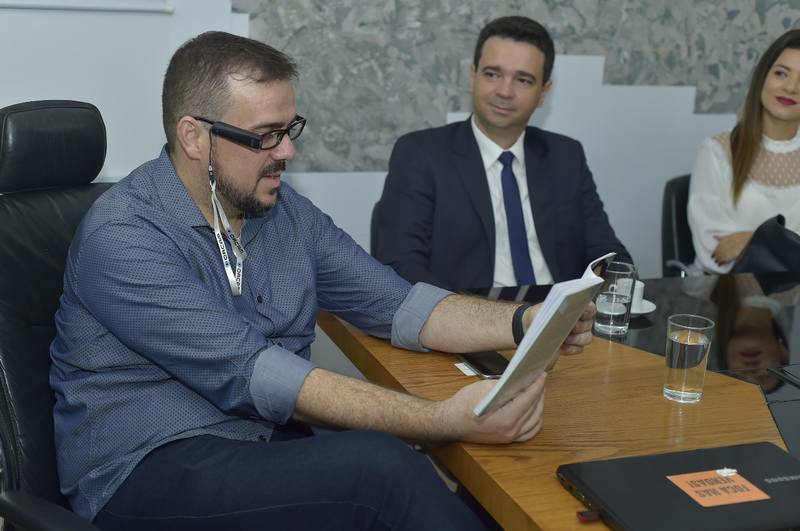 Prefeito de Aparecida Gustavo Mendanha testou equipamento de leitura para cegos nesta quinta, 21 | Foto: Divulgação / Assesoria