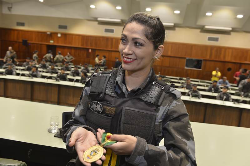 PM que matou assaltante em Goiânia é homenageada pela Alego