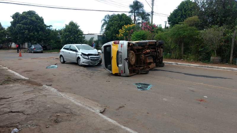 Crianças ficam feridas em acidente de van escolar irregular no Jardim Guanabara, em Goiânia | Foto: Dict