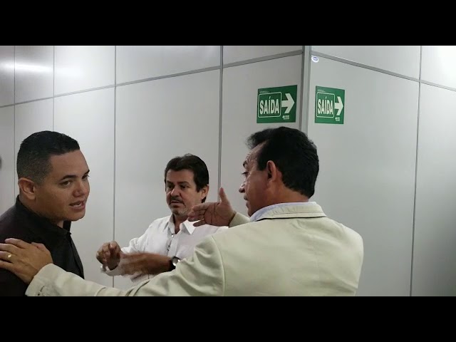 Irritado, vereador é contido por colegas em confusão na Câmara