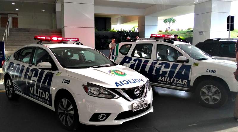 Viaturas antigas da PMGO: Nissan Sentra e Renault Duster | Foto: Reprodução