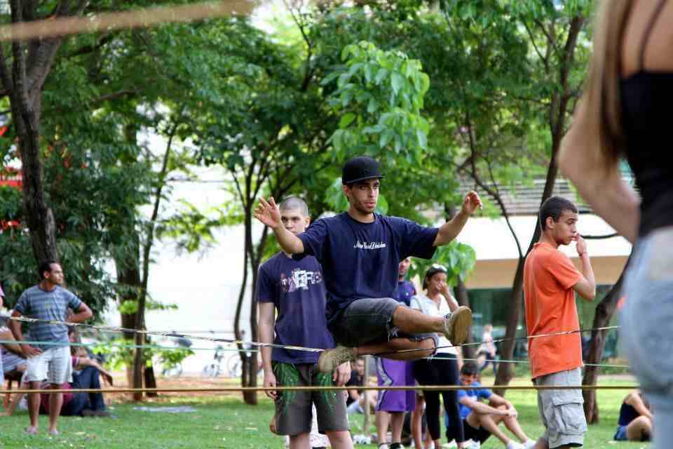 Slackline é a pratica de se equilibrar em uma fita de nylon amarrada em duas árvores ou pontos fixos firmes | Foto: Jader Carrijo