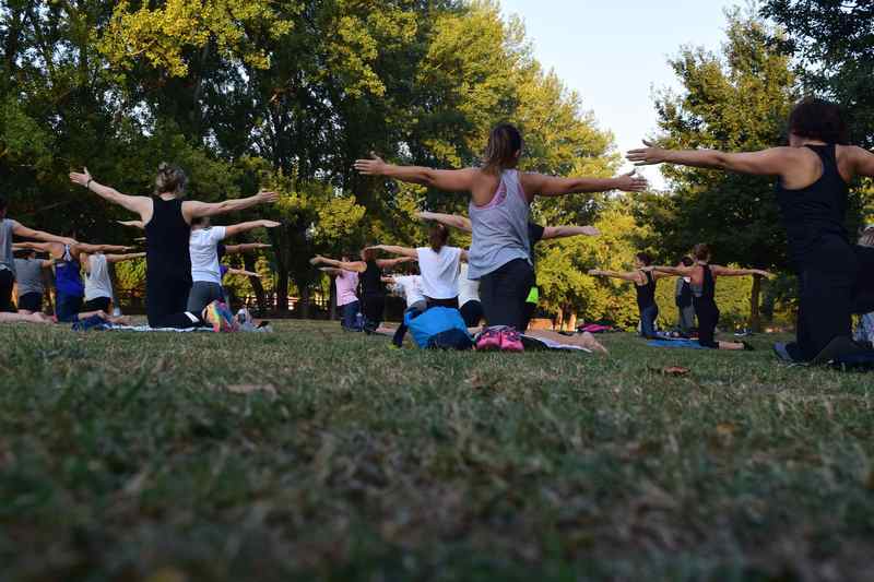 Aula de Yoga gratuita será realizada no Bosque dos Buritis, em Goiânia