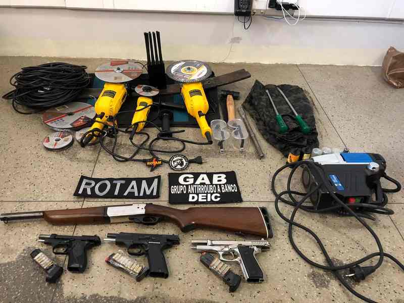 Flagrante de roubo a banco termina com 4 suspeitos mortos em Carmo do Rio Verde (GO) | Foto: Divulgação / PM
