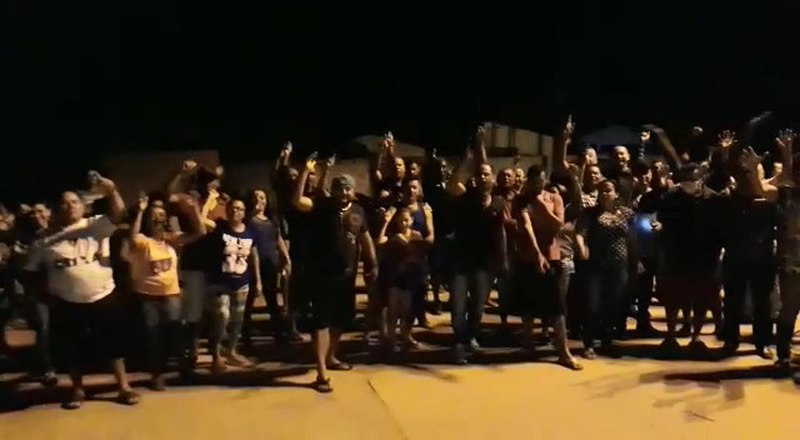 Protesto pede por agilidade em obras de asfalto no Retiro do Bosque | Foto: Leitor / Folha Z