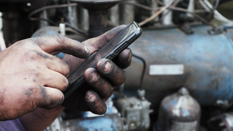 Celular é uma fonte de contaminação tão perigosa quanto uma nota de R$ 2 | Foto: Reprodução