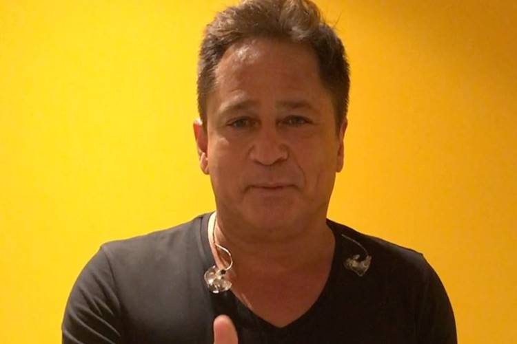 Leonardo dá selinho em cantor sertanejo