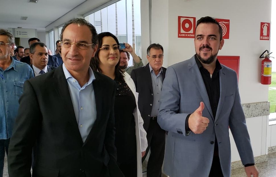 Diretor geral do Hospital Sírio-Libanês (HSL), o médico Paulo Chapchap e prefeito Gustavo Mendanha em assinatura de convênio na manhã desta sexta, 12 | Foto: Folha Z