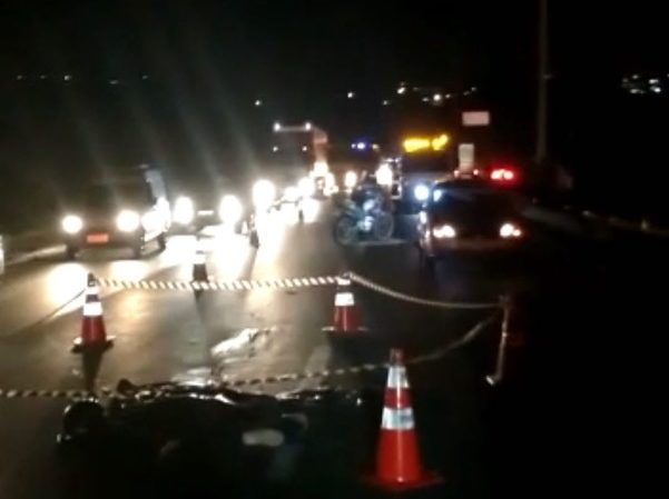 Motociclista de 47 anos morreu após ser atropelado por uma carreta na BR-153, em Aparecida | Foto: Reprodução