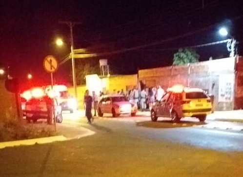 Jovem é morto a tiros dentro de casa no Village Garavelo, em Aparecida
