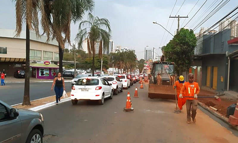 Devido a revitalização de calçadas na Av. C-4, trânsito fica lento na região | Foto: RMTC