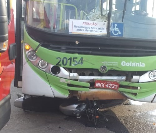Motociclista gravemente ferido ônibus