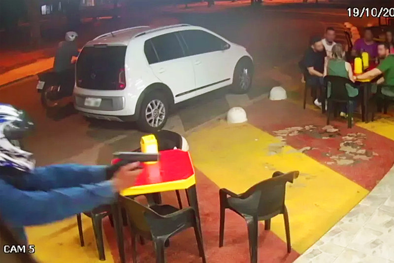 Uma tentativa de assalto a um pit dog em Goiânia terminou em tiroteio na madrugada de sábado, 19. Veja imagens de câmeras de segurança acima | Foto: Reprodução