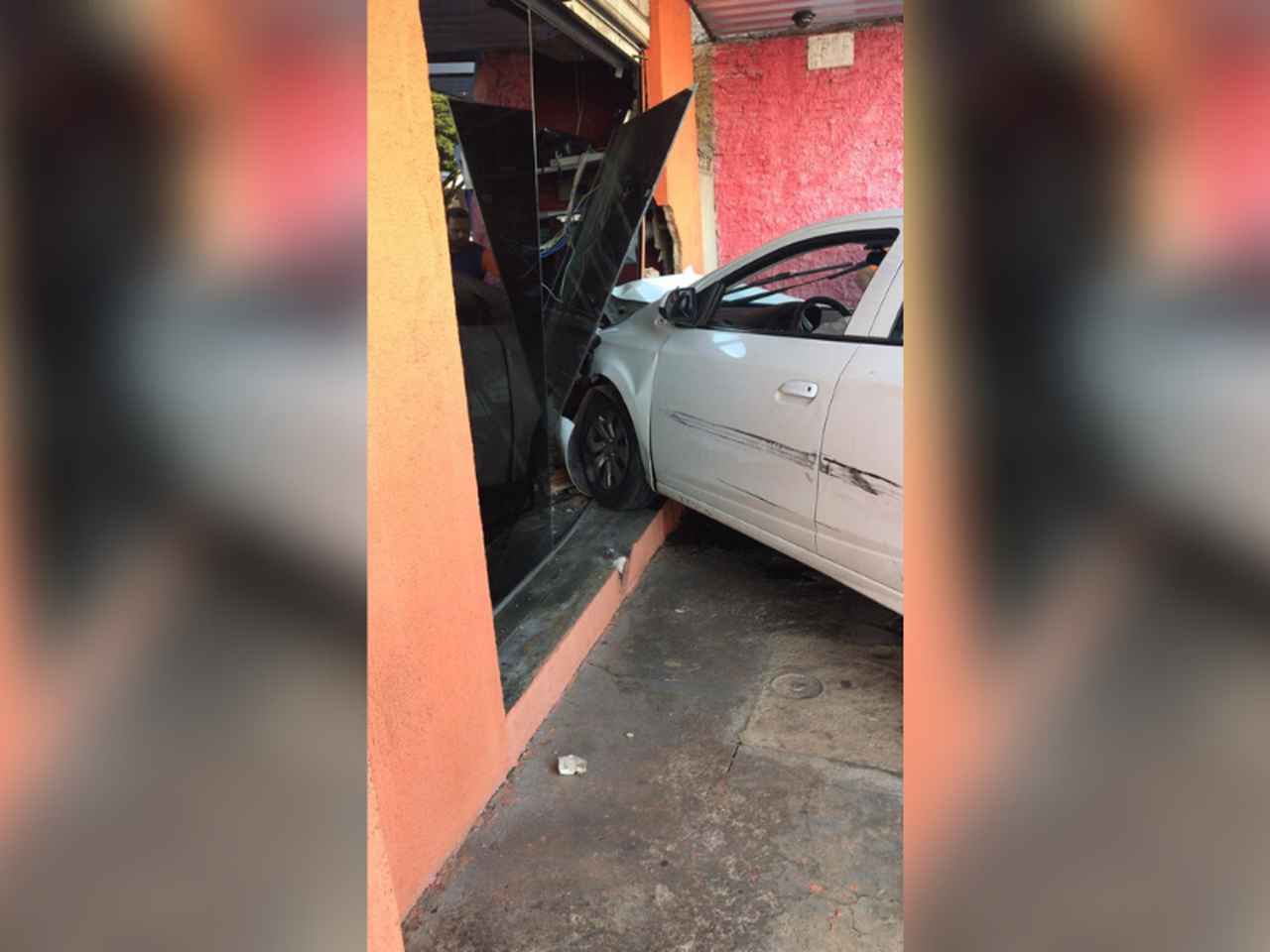 carro desgovernado invade loja Aparecida