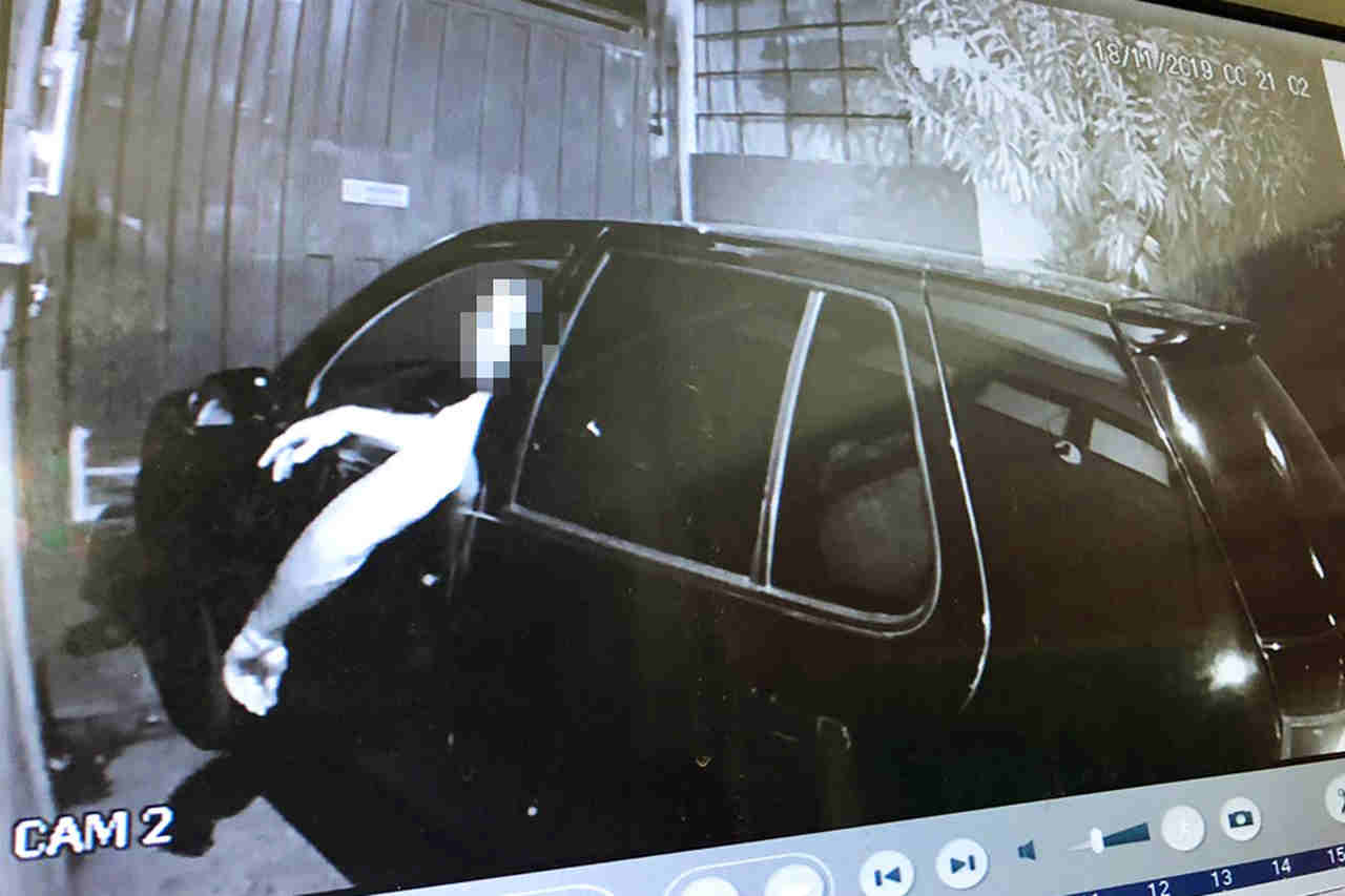 Câmeras de segurança flagraram a confusão envolvendo um PM e uma mulher na saída de um motel, em Goiânia | Foto: Reprodução
