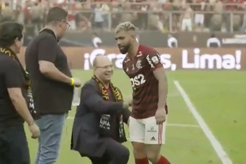 Wilson Witzel foi ignorado ao se ajoelhar em frente a Gabigol após a vitória do Flamengo no sábado, 23 | Foto: Reprodução
