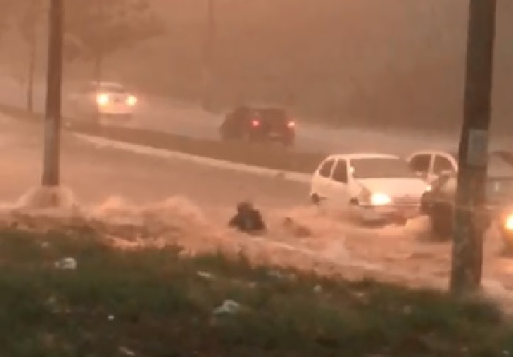 Segundo as pessoas que presenciaram a situação, o motociclista quase caiu dentro do bueiro | Foto: reprodução