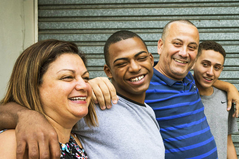Após adoção, adolescente Vinícius Pereira (o segundo, da esq. para a dir.) com a mãe, Roseli, o pai, Taner, e o irmão, Davi, na casa onde vivem, em Sorocaba (SP) Foto: Eduardo Knapp / Folhapress