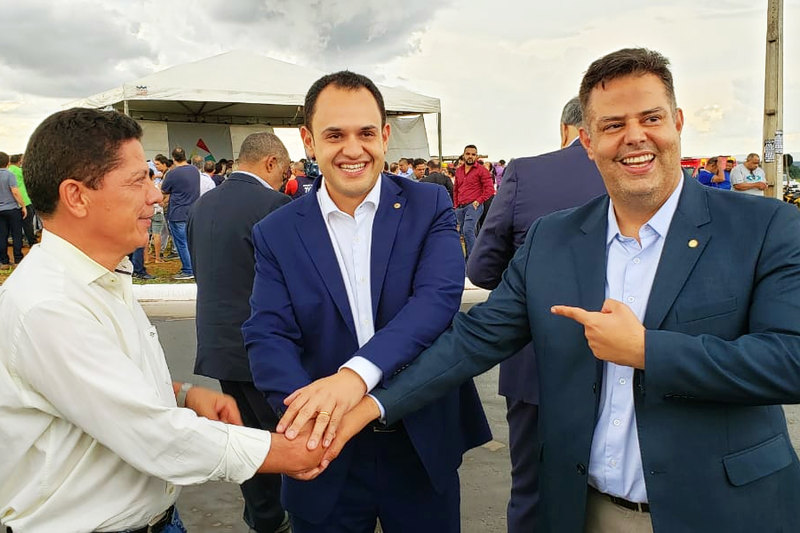 Cairo Salim vai abrir escritório político em Aparecida no mês de fevereiro. Na imagem, ele aparece ao centro, ladeado pelo vereador Nascimento (DEM) e pelo deputado estadual Eduardo Prado | Foto: Folha Z