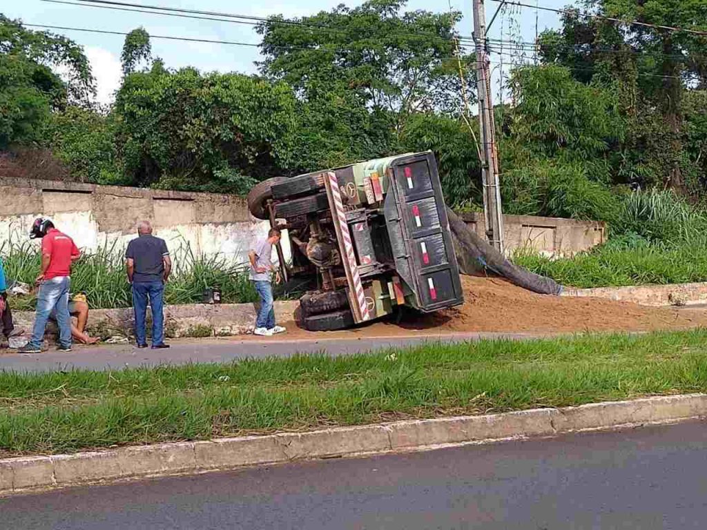 CAMINHÃO TOMBA EM APARECIDA APÓS MOTORISTA PERDER O CONTROLE