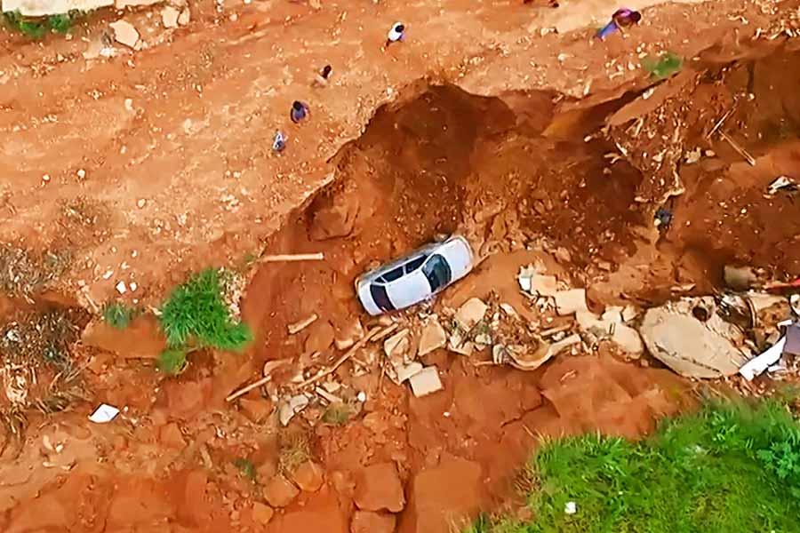 Carro cai em cratera e motorista é arremessado em Aparecida | Foto: Reprodução / TV Anhanguera