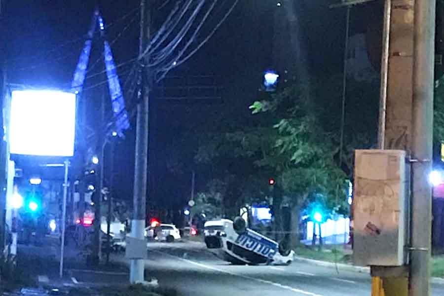 Capotamento de viatura da PM na Avenida 85 assustou moradores da região na madrugada desta 4ª feira (18) | Foto: Leitor / FZ