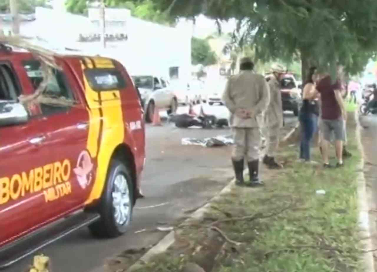 Motociclista morre ao colidir em árvore na Av. Independência