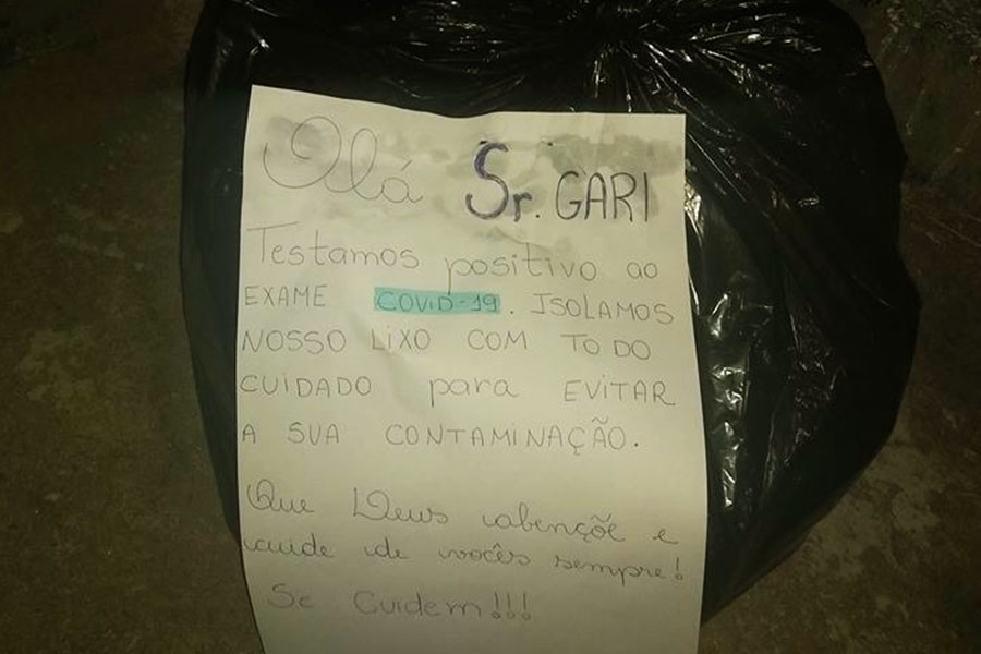 Mensagem afixada no saco de lixo de uma residência no Conjunto Santa Fé, em Aparecida, dizia: "Testamos positivo para Covid-19" | Foto: Yan Morais
